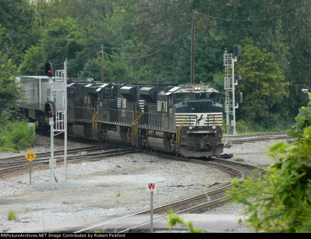 NS 1087 (SD70ACe) 1058 (SD70ACe) 7545 (ES40DC)